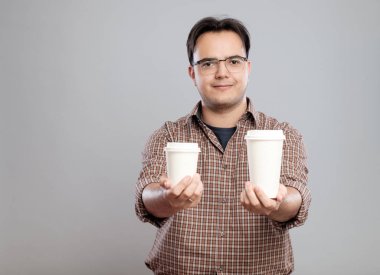 Bir fincan kahve veren bir adam portresi