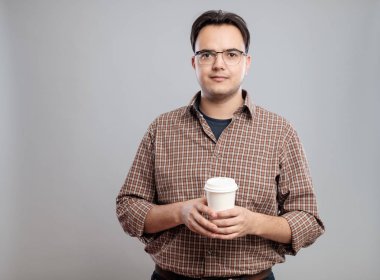 Bir fincan kahve tutan adam portresi