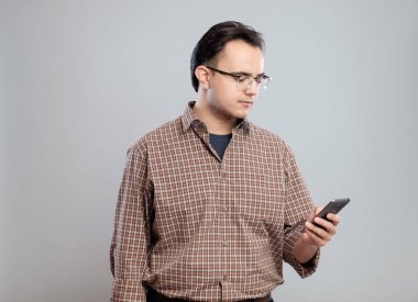 Cep telefonu kullaranarak genç yetişkin adam