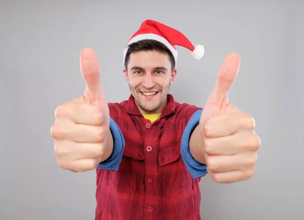 Молодой крутой парень в шляпе Санта-Клауса — стоковое фото