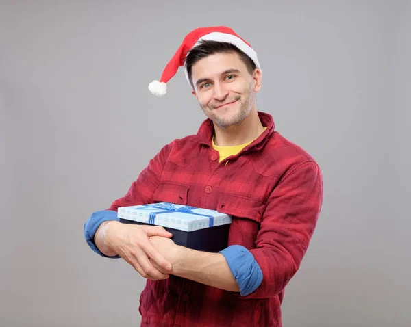 Парень держит рождественский подарок — стоковое фото