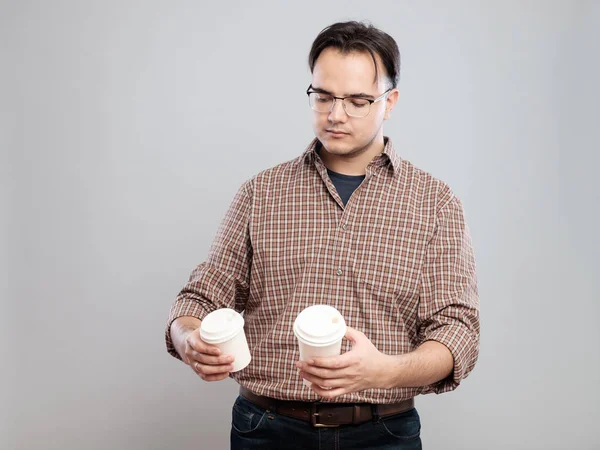 Портрет чоловіка, який вибирає чашку кави — стокове фото