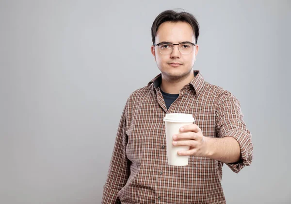 Retrato de um homem dando uma xícara de café — Fotografia de Stock