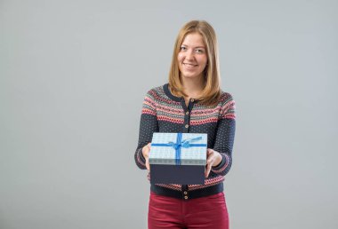 genç bir hediye ile mutlu bir kadın