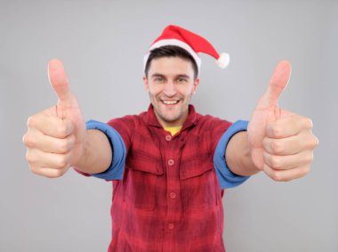 Genç serin adam Santa Claus şapka ile