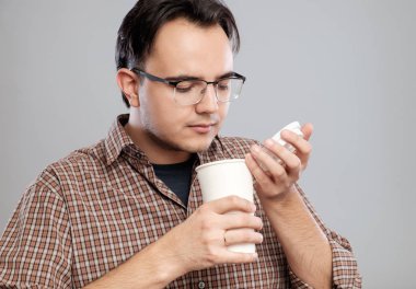 Açma ve kahve kokulu bir adam portresi