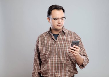 Cep telefonu kullaranarak genç yetişkin adam