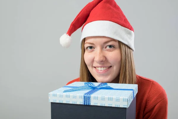 Молодая женщина в шляпе Санты с подарочной коробкой — стоковое фото