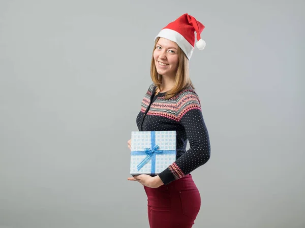 若い女性のクリスマス プレゼントを保持します。 — ストック写真