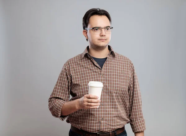 Портрет мужчины, держащего чашку кофе — стоковое фото