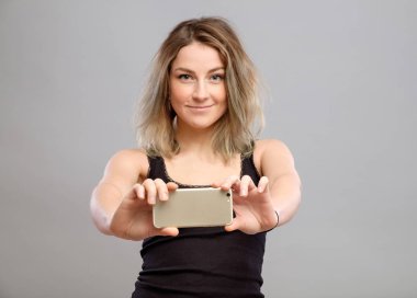 Genç kadın telefonu ile fotoğraf çekmek