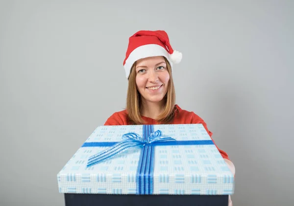 Молодая женщина держит рождественский подарок — стоковое фото