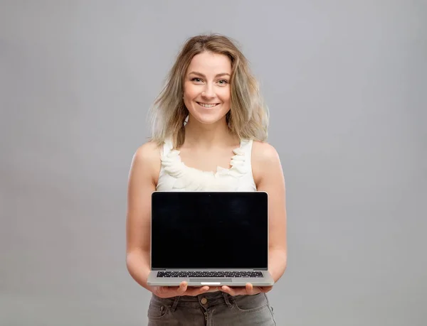 Kobieta wyświetlone puste laptopa ekran komputera — Zdjęcie stockowe