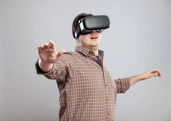 Happy young man using virtual reality headset — Stock Photo, Image