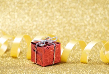 Renkli arka plan üzerinde Noel şenlikli süslemeleri