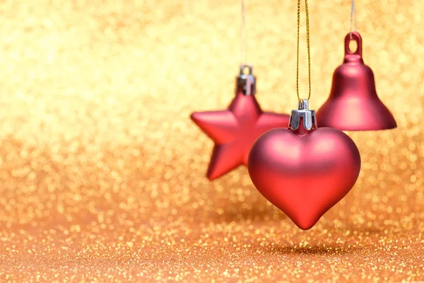 Juguetes rojos de Navidad sobre fondo de brillo — Foto de Stock