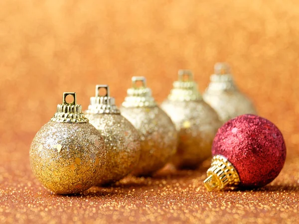Glitter arka plan üzerinde Noel süsleri