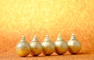 Glitter arka plan üzerinde Noel süsleri