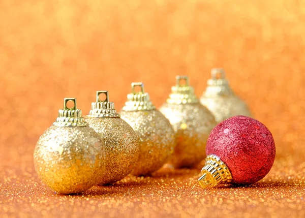 Renkli arka plan üzerinde Noel şenlikli süslemeleri