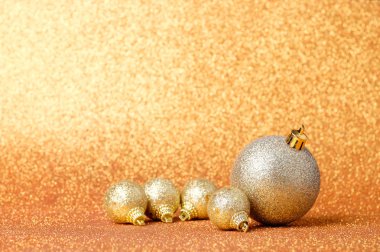 Glitter arka plan üzerinde Noel ve yılbaşı süsleri