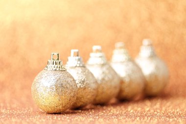 Renkli arka plan üzerinde Noel şenlikli süslemeleri