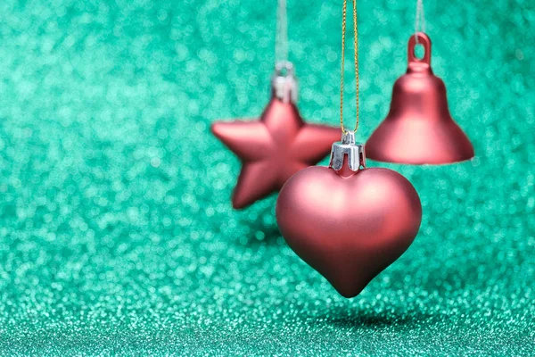 Juguetes rojos de Navidad sobre fondo de brillo — Foto de Stock