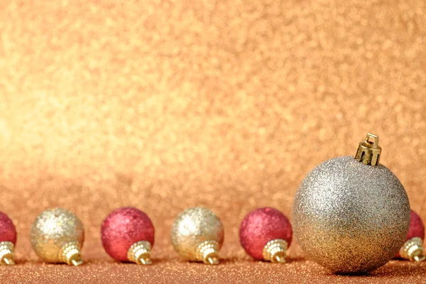 Glitter arka plan üzerinde Noel süsleri — Stok fotoğraf