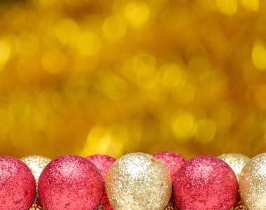 Renkli arka plan üzerinde Noel şenlikli süslemeleri