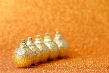 Glitter arka plan üzerinde Noel süsleri