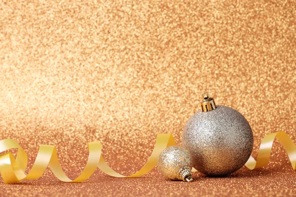 Renkli arka plan üzerinde Noel şenlikli süslemeleri — Stok fotoğraf