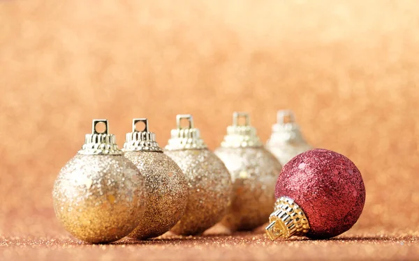 Weihnachtskomposition auf hellem Hintergrund — Stockfoto