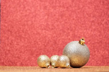 Renkli arka plan üzerinde Noel şenlikli süslemeleri