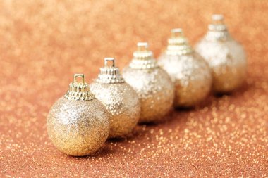 Glitter arka plan üzerinde Noel süsleri