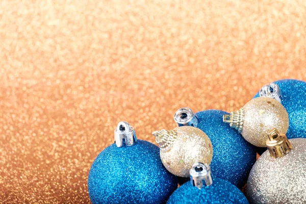 Decorações de Natal e Ano Novo em fundo glitter — Fotografia de Stock