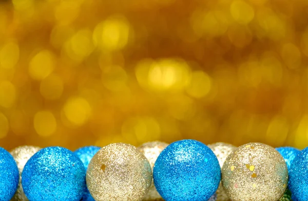 Glitter arka plan üzerinde Noel süsleri