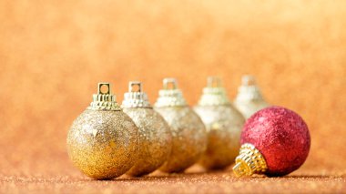 Glitter arka plan üzerinde Noel süsleri