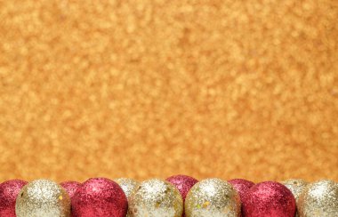 Glitter arka plan üzerinde Noel süsleri