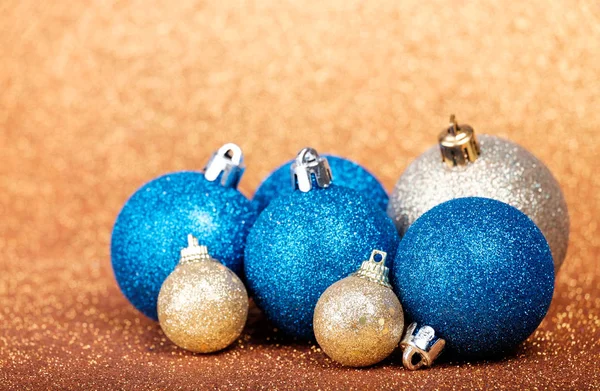 Glitter arka plan üzerinde Noel süsleri — Stok fotoğraf