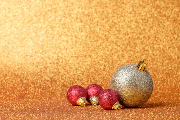 Decorações de Natal em um fundo de brilho — Fotografia de Stock