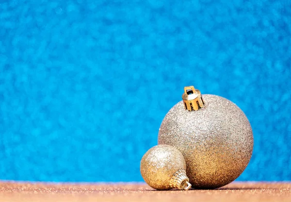 Weihnachtsdekoration auf glitzerndem Hintergrund — Stockfoto