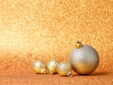 Glitter arka plan üzerinde Noel süsleri