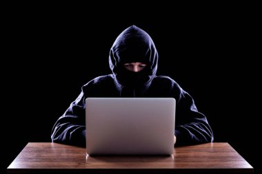 Kukuletalı bilgisayar korsanı bilgilerini çalmak