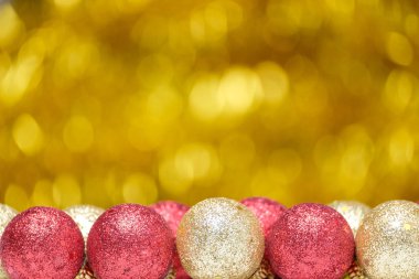 Glitter arka plan üzerinde Noel ve yılbaşı süsleri