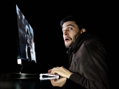 Yakışıklı erkek oyun oynarken bilgisayar video oyunu