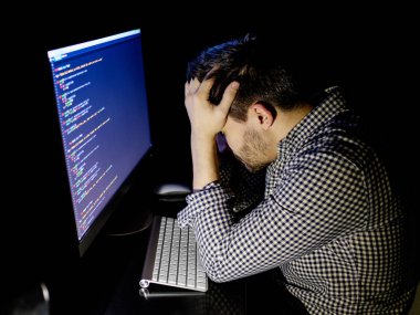 Yüzünü bir şekerleme alarak aşağı düşen freelancer programcı