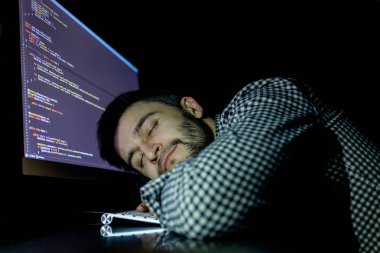 Yüzünü bir şekerleme alarak aşağı düşen freelancer programcı