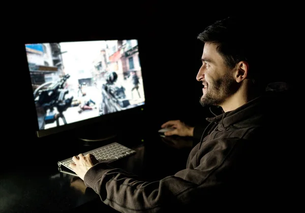Hombre feliz jugando videojuego en la computadora de escritorio — Foto de Stock