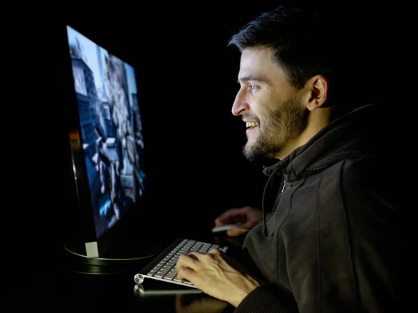 Hombre feliz jugando videojuego en la computadora de escritorio — Foto de Stock