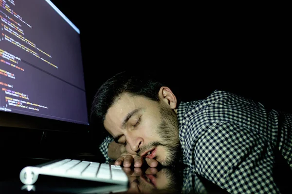 Programista Freelancer objętych jego twarzą w dół drzemał — Zdjęcie stockowe