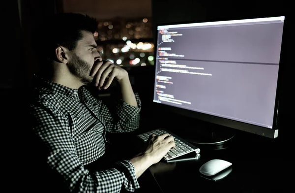 Computadora desarrolladora de software en oficina oscura en casa — Foto de Stock